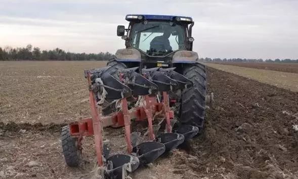 農(nóng)田機械秋翻地的四項技術要點